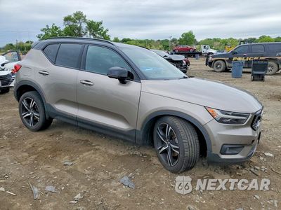 Czwarte zdjęcie samochodu z boku: 2022 VOLVO XC40 T5 R-DESIGN VIN:YV4162UM1N2701215 - miniatura