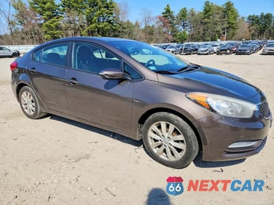 Czwarte zdjęcie samochodu z boku: 2014 KIA FORTE LX VIN:KNAFX4A65E5223626 - miniatura