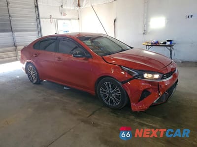 Czwarte zdjęcie samochodu z boku: 2023 KIA FORTE GT-LINE VIN:3KPF54AD9PE576790 - miniatura