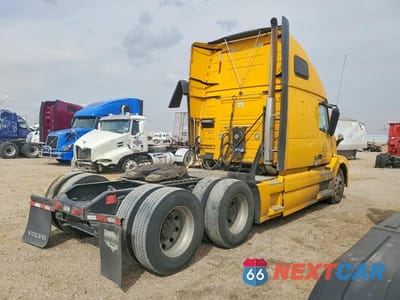 Czwarte zdjęcie samochodu z boku: 2016 VOLVO VN VNL VIN:4V4NC9EH3GN974511 - miniatura