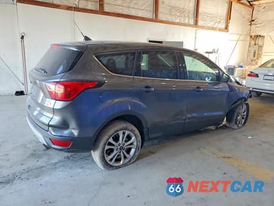 Trzecie zdjęcie samochodu z tyłu: 2019 FORD ESCAPE SE VIN:1FMCU0GD4KUA51535 - miniatura