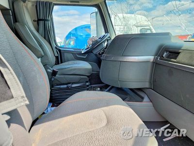 Piąte zdjęcie samochodu w środku: 2025 VOLVO VNL SEMI TRUCK VIN:4V4NC9EH0SN665670 - miniatura
