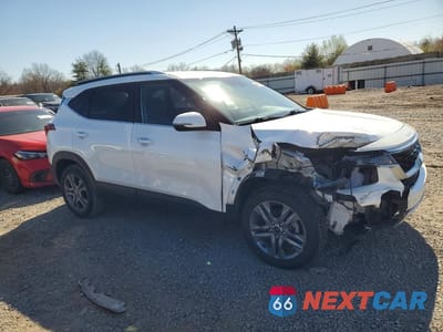 Czwarte zdjęcie samochodu z boku: 2023 KIA SELTOS S VIN:KNDEU2AA5P7438088 - miniatura