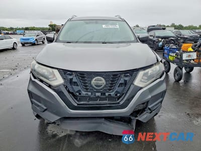 Piąte zdjęcie samochodu w środku: 2018 NISSAN ROGUE SV VIN:KNMAT2MT8JP563544 - miniatura