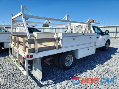 Trzecie zdjęcie samochodu z tyłu: 2020 FORD F350 SUPER DUTY UTILITY / SERVICE TRUCK VIN:1FDRF3G6XLEE53465 - miniatura
