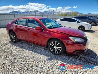 Czwarte zdjęcie samochodu z boku: 2013 CHRYSLER 200 LIMITED VIN:1C3CCBCG8DN700127 - miniatura