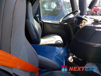 Piąte zdjęcie samochodu w środku: 2023 VOLVO VNL SEMI TRUCK VIN:4V4NC9EHXPN298879 - miniatura