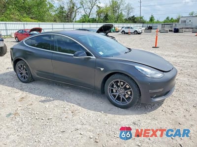 Czwarte zdjęcie samochodu z boku: 2018 TESLA MODEL 3 VIN:5YJ3E1EAXJF098379 - miniatura