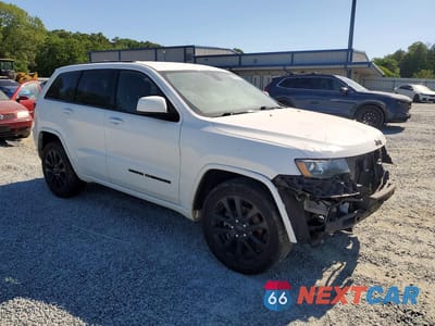 Czwarte zdjęcie samochodu z boku: 2018 JEEP GRAND CHEROKEE LAREDO VIN:1C4RJEAG4JC125290 - miniatura