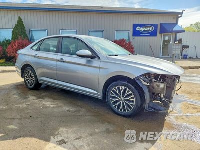 Czwarte zdjęcie samochodu z boku: 2021 VOLKSWAGEN JETTA S VIN:3VWC57BU6MM057262 - miniatura