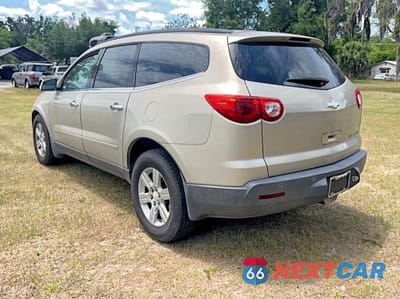 Trzecie zdjęcie samochodu z tyłu: 2011 CHEVROLET TRAVERSE LT VIN:1GNKRGED4BJ137479 - miniatura
