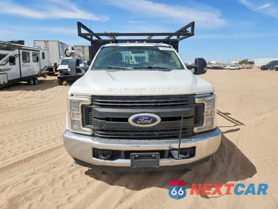 Piąte zdjęcie samochodu w środku: 2019 FORD F350 SUPER DUTY UTILITY / SERVICE TRUCK VIN:1FDRF3G64KEG06968 - miniatura