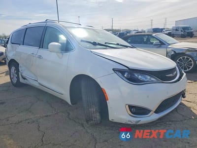 Czwarte zdjęcie samochodu z boku: 2019 CHRYSLER PACIFICA TOURING L VIN:2C4RC1BG3KR539803 - miniatura