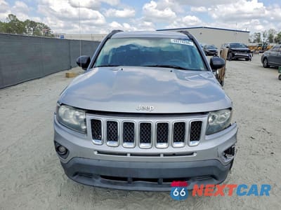 Piąte zdjęcie samochodu w środku: 2017 JEEP COMPASS SPORT VIN:1C4NJCBAXHD211124 - miniatura