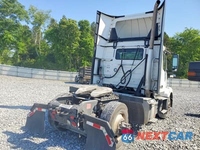 Czwarte zdjęcie samochodu z boku: 2018 VOLVO VNL SEMI TRUCK VIN:4V4N39TG5JN892460 - miniatura