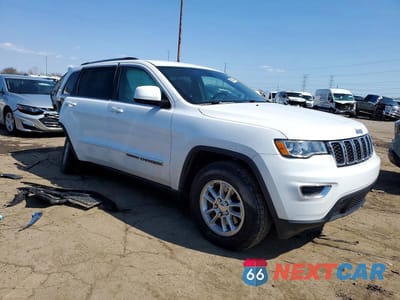 Czwarte zdjęcie samochodu z boku: 2020 JEEP GRAND CHEROKEE LAREDO VIN:1C4RJFAG8LC417212 - miniatura