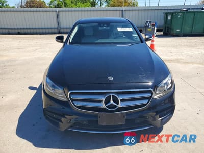 Piąte zdjęcie samochodu w środku: 2018 MERCEDES-BENZ E 300 VIN:WDDZF4JB0JA368015 - miniatura