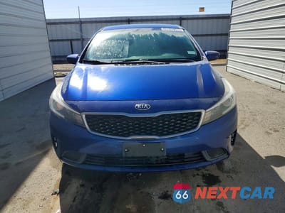 Piąte zdjęcie samochodu w środku: 2018 KIA FORTE LX VIN:3KPFL4A76JE247598 - miniatura