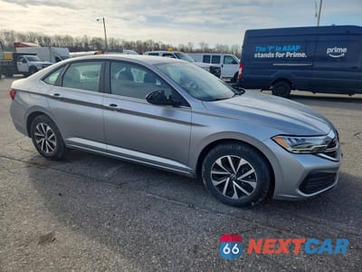 Czwarte zdjęcie samochodu z boku: 2024 VOLKSWAGEN JETTA S VIN:3VW5M7BU8RM040305 - miniatura