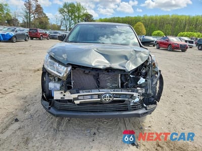 Piąte zdjęcie samochodu w środku: 2018 TOYOTA HIGHLANDER LE VIN:5TDZARFH3JS041257 - miniatura