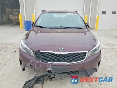 Piąte zdjęcie samochodu w środku: 2018 KIA FORTE LX VIN:3KPFK4A79JE269906 - miniatura