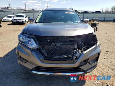 Piąte zdjęcie samochodu w środku: 2019 NISSAN ROGUE S VIN:5N1AT2MV6KC798787 - miniatura