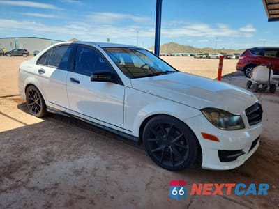 Czwarte zdjęcie samochodu z boku: 2013 MERCEDES-BENZ C 250 VIN:WDDGF4HBXDR284495 - miniatura