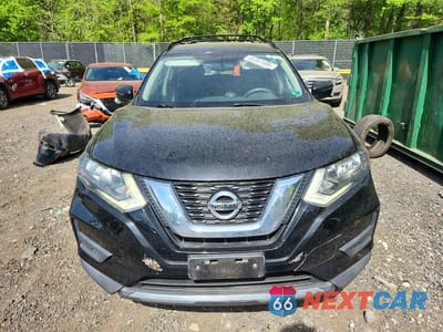 Piąte zdjęcie samochodu w środku: 2017 NISSAN ROGUE SV VIN:5N1AT2MT1HC806222 - miniatura