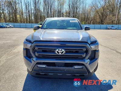 Piąte zdjęcie samochodu w środku: 2025 TOYOTA TACOMA SR5 VIN:3TMLB5JN2SM191841 - miniatura