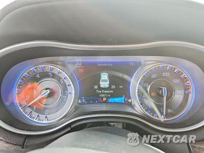 Zdjęcie 9 z 12 samochodu: 2018 CHRYSLER 300 LIMITED VIN:2C3CCAKGXJH170372 - miniatura