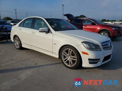 Czwarte zdjęcie samochodu z boku: 2012 MERCEDES-BENZ C 250 VIN:WDDGF4HB8CR195278 - miniatura