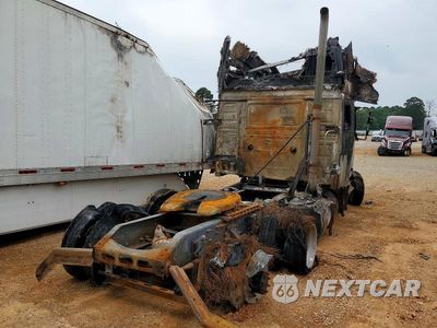 Czwarte zdjęcie samochodu z boku: 2018 VOLVO VNL SEMI TRUCK VIN:4V4NC9EH6JN994680 - miniatura