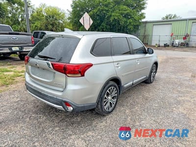Czwarte zdjęcie samochodu z boku: 2018 MITSUBISHI OUTLANDER SE VIN:JA4AD3A34JZ001551 - miniatura