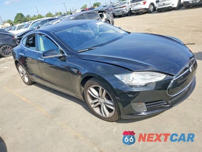 Czwarte zdjęcie samochodu z boku: 2015 TESLA MODEL S VIN:5YJSA1E13FF115036 - miniatura