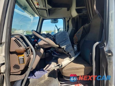 Piąte zdjęcie samochodu w środku: 2014 VOLVO VNL SEMI TRUCK VIN:4V4NC9EG3EN159990 - miniatura