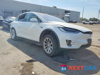 Czwarte zdjęcie samochodu z boku: 2019 TESLA MODEL X VIN:5YJXCAE25KF181347 - miniatura