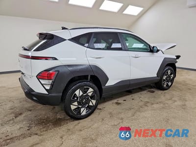 Trzecie zdjęcie samochodu z tyłu: 2025 HYUNDAI KONA SEL VIN:KM8HBCAB0SU308713 - miniatura