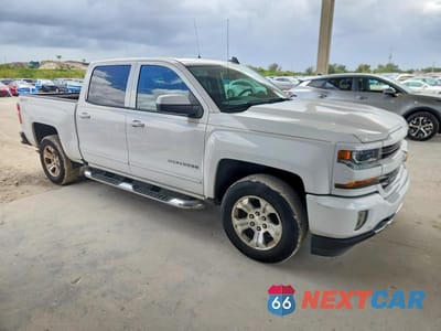 Czwarte zdjęcie samochodu z boku: 2017 CHEVROLET SILVERADO K1500 LT VIN:3GCUKREC0HG241177 - miniatura