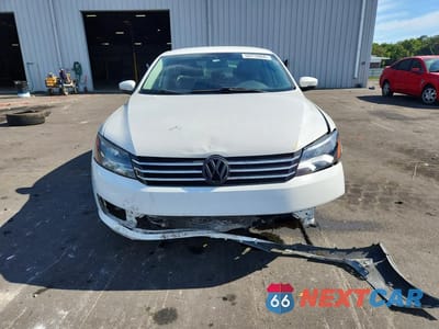 Piąte zdjęcie samochodu w środku: 2015 VOLKSWAGEN PASSAT S VIN:1VWAT7A37FC050704 - miniatura
