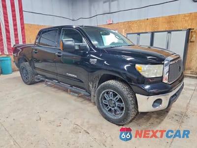 Czwarte zdjęcie samochodu z boku: 2012 TOYOTA TUNDRA CREWMAX SR5 VIN:5TFEY5F15CX132081 - miniatura