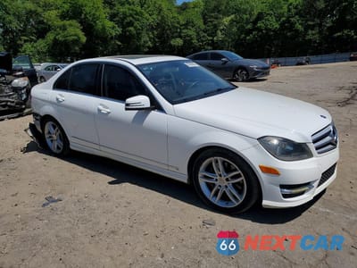 Czwarte zdjęcie samochodu z boku: 2013 MERCEDES-BENZ C 300 4MATIC VIN:WDDGF8AB4DR295431 - miniatura