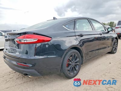 Trzecie zdjęcie samochodu z tyłu: 2020 FORD FUSION SE VIN:3FA6P0HD9LR260260 - miniatura
