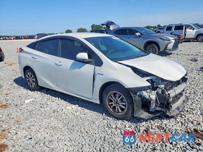 Czwarte zdjęcie samochodu z boku: 2021 TOYOTA PRIUS L ECO VIN:JTDKAMFU8M3146996 - miniatura