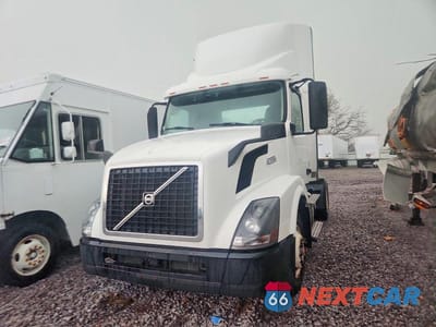 Drugie zdjęcie samochodu z przodu: 2018 VOLVO VNL SEMI TRUCK VIN:4V4N39TG9JN892705 - miniatura