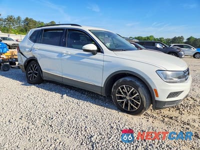 Czwarte zdjęcie samochodu z boku: 2020 VOLKSWAGEN TIGUAN SE VIN:3VV3B7AX3LM068453 - miniatura
