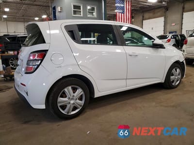 Trzecie zdjęcie samochodu z tyłu: 2018 CHEVROLET SONIC VIN:1G1JG6SH5J4104931 - miniatura