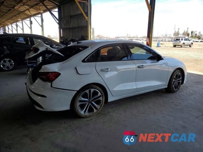 Trzecie zdjęcie samochodu z tyłu: 2026 AUDI A3 PREMIUM VIN:WAUGUDGY3TA038811 - miniatura