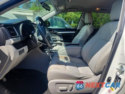 Zdjęcie 7 z 13 samochodu: 2016 TOYOTA HIGHLANDER LE PLUS VIN:5TDZKRFH5GS162135 - miniatura