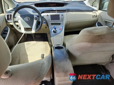 Zdjęcie 8 z 12 samochodu: 2014 TOYOTA PRIUS TWO VIN:JTDKN3DU8E1767492 - miniatura