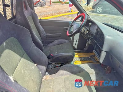 Piąte zdjęcie samochodu w środku: 1990 TOYOTA PICKUP 1 TON LONG BED DLX VIN:JT4VN82N0L5002813 - miniatura
